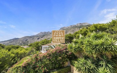 Ruime villa te koop met een prachtig uitzicht en een mooie tuin in Altea Costa Blanca